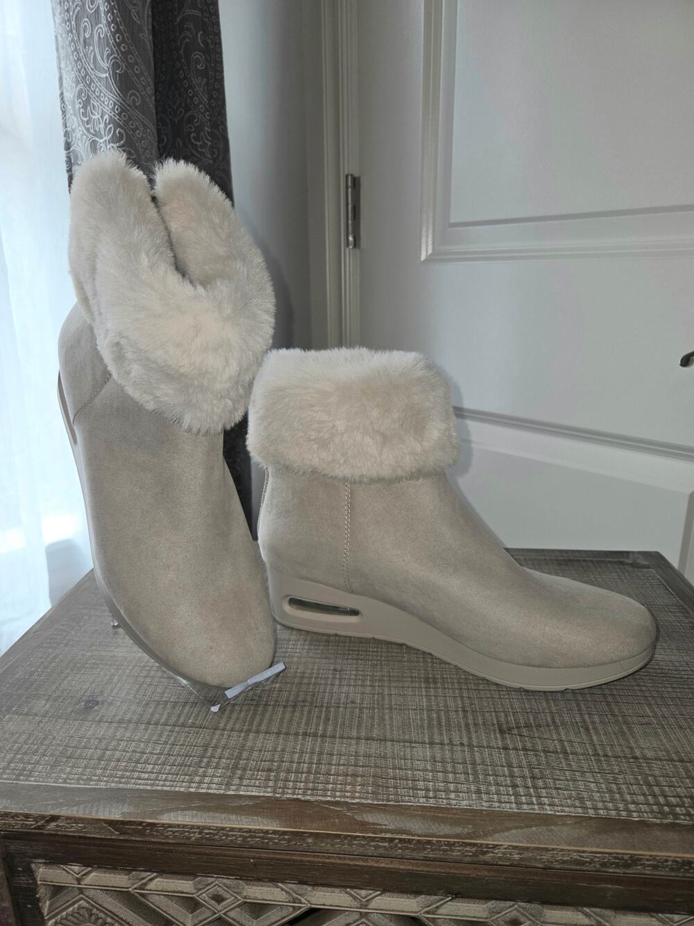 DKNY Women's Abri Faux Suede Faux Fur Booties Size 10 Ivory Like New